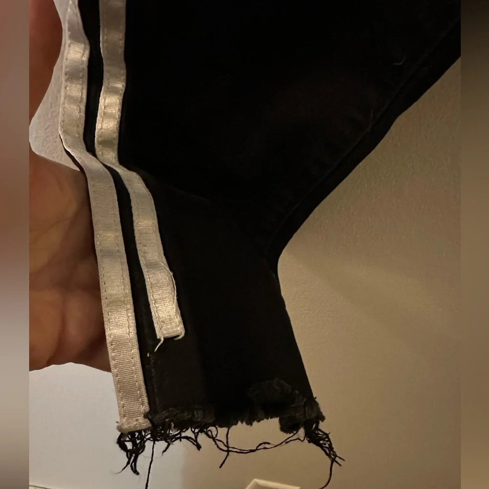 EUC- Articles of Society Black Sarah skinny jeans w/white race stripe frayed hem